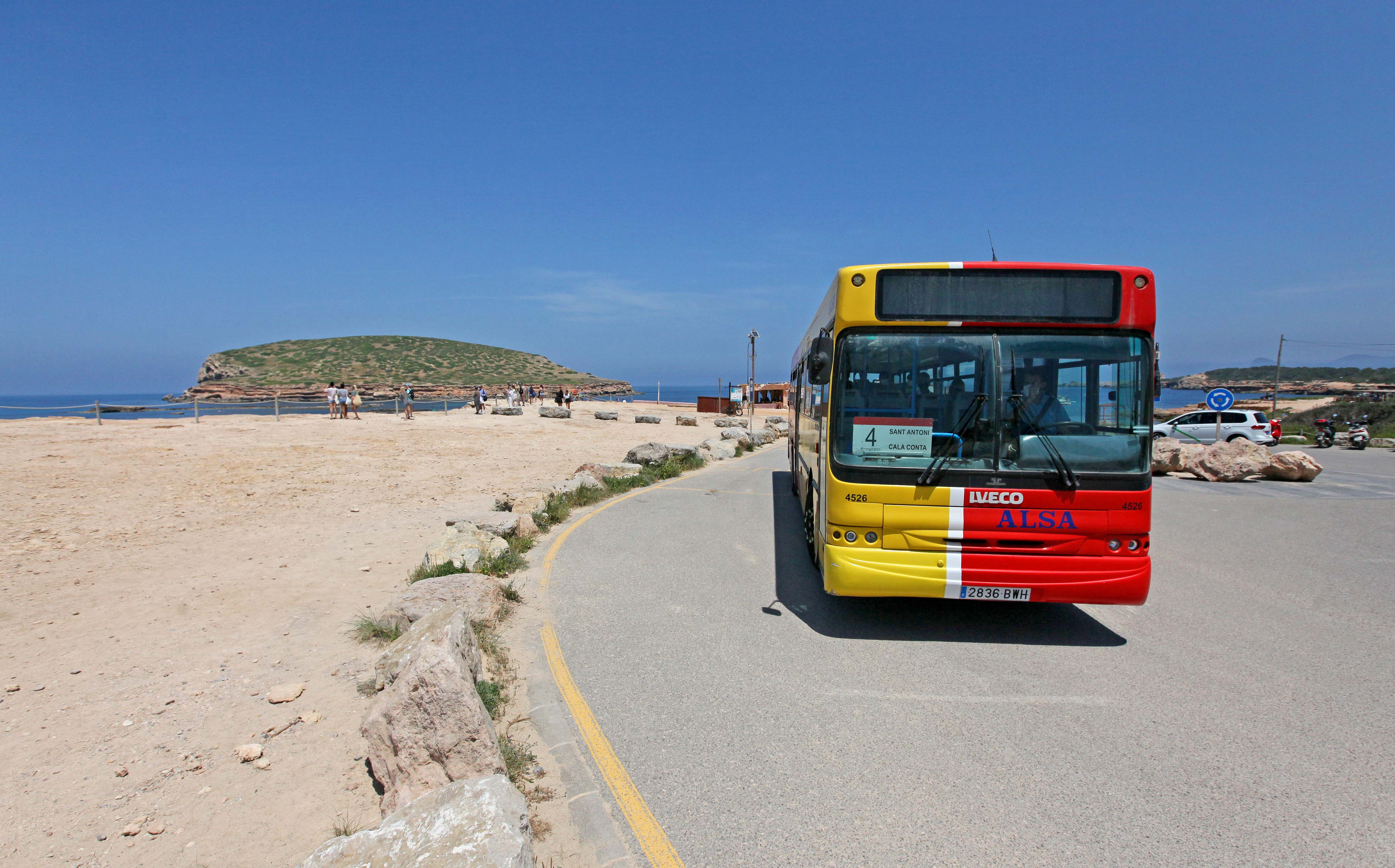 A Eivissa, a la platja en autobús!